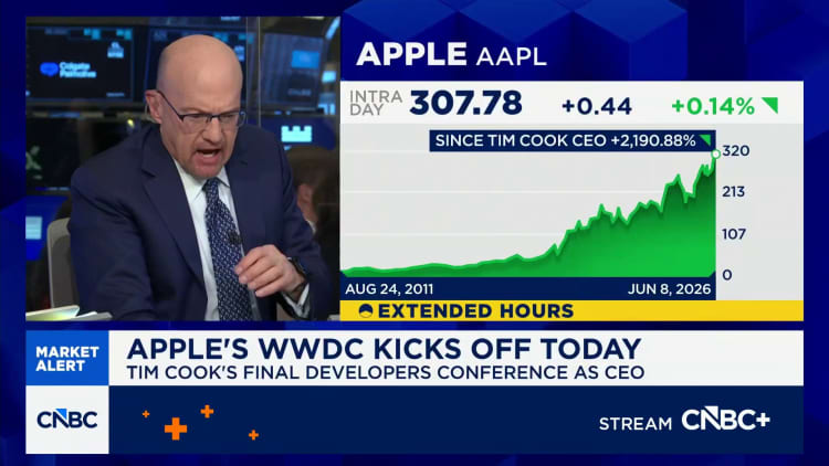WWDC 现场人群排队入场