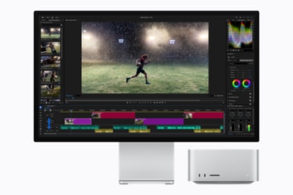 M5 Ultra 版 Mac Studio 运行 Adobe Premiere 的画面，屏幕上是一名在雨中奔跑的运动员